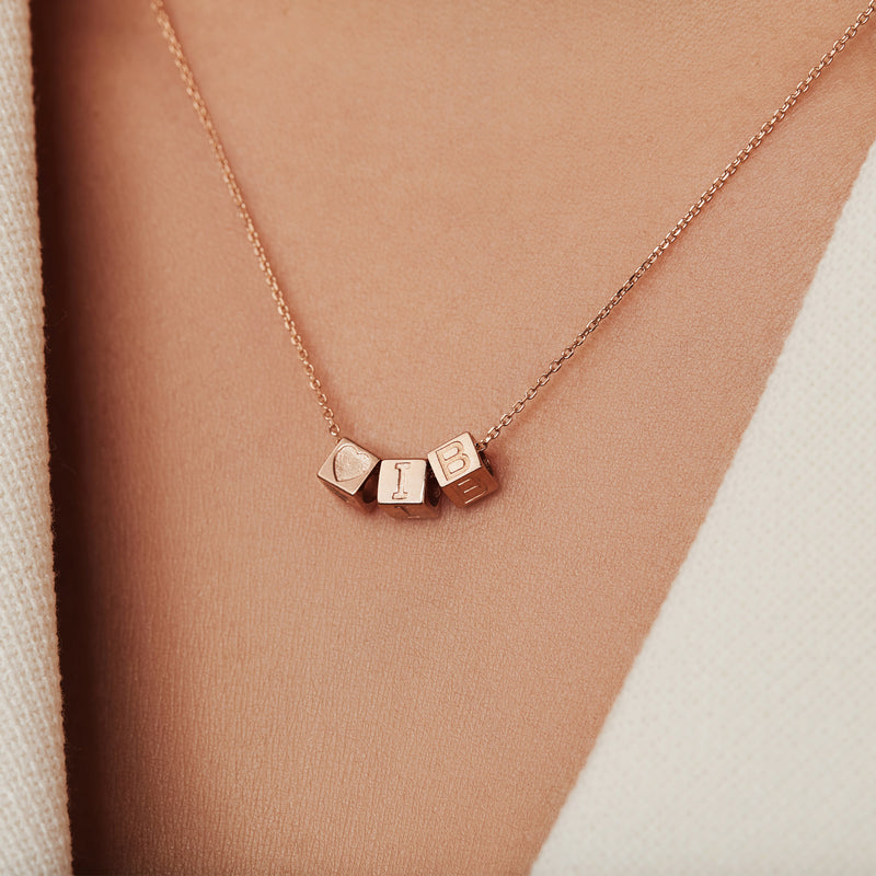 Isabel Bernard La Concorde Felie 14 Karaat Rosé Gouden Kubus Initial Bedel IB350047-Z-zoom-