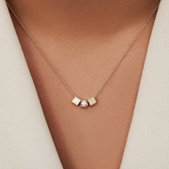 Isabel Bernard Le Carré 14 karaat gouden kubus inital ketting IB340043-A