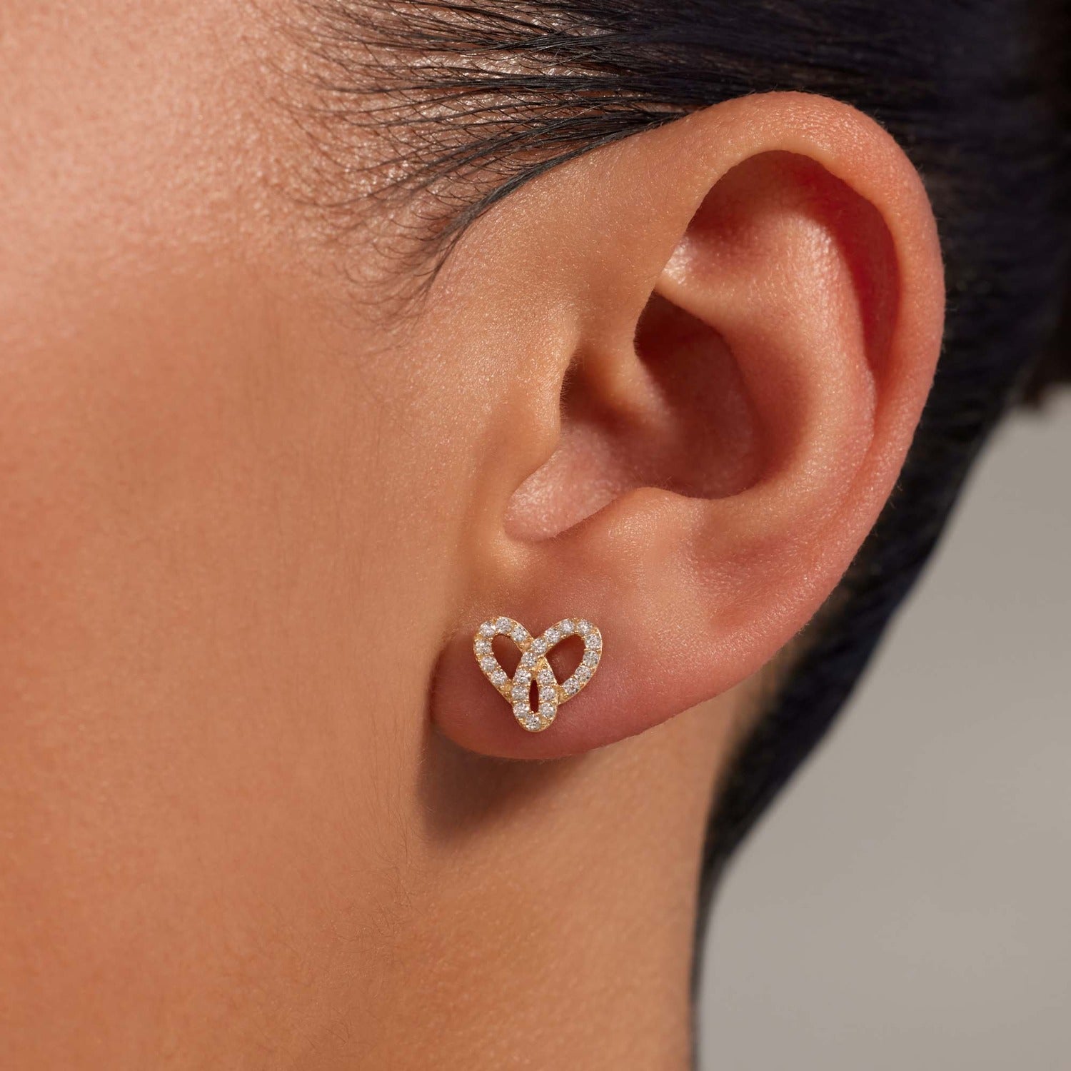 Beloro Jewels Monte Napoleone Dorothee 9 karat gold ear studs with zirconia stones BO360121