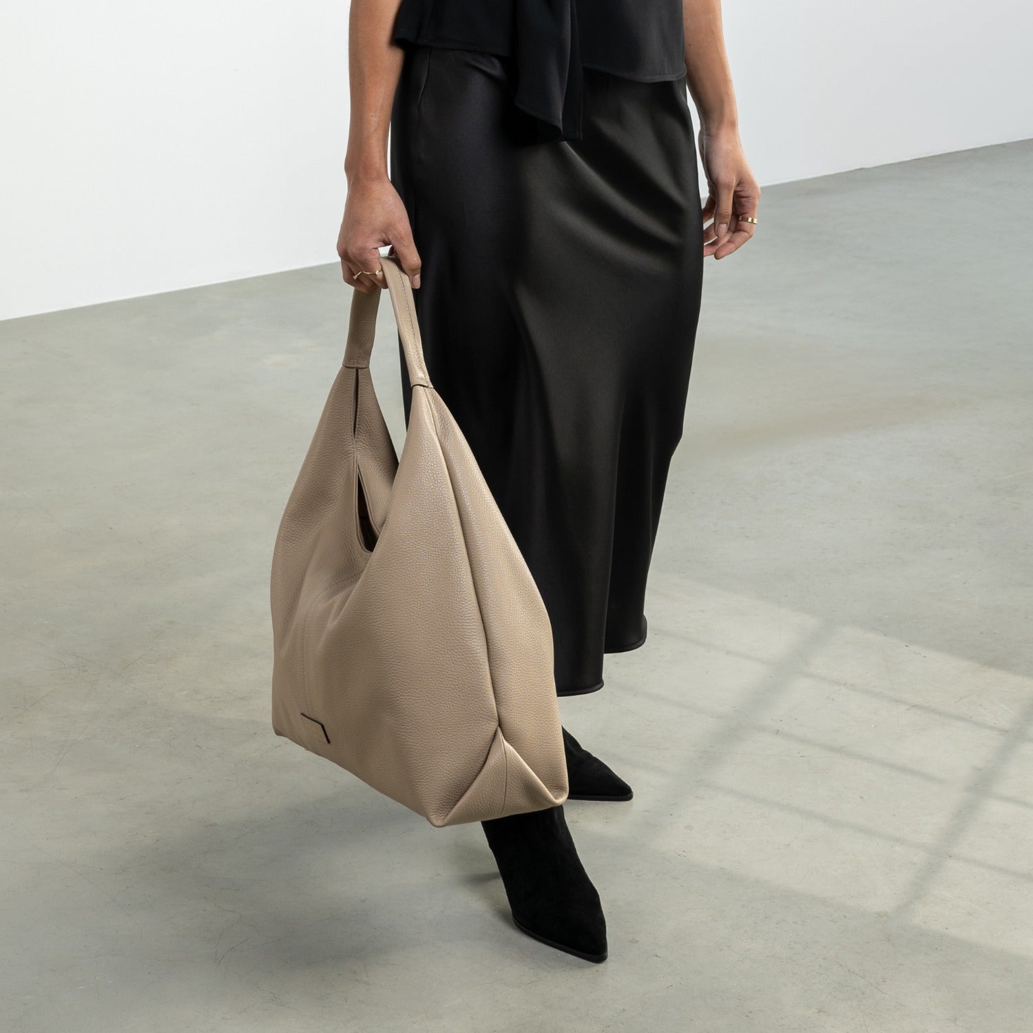 Isabel Bernard Honoré Grace taupe calfskin leather shoulder bag IB25093-078