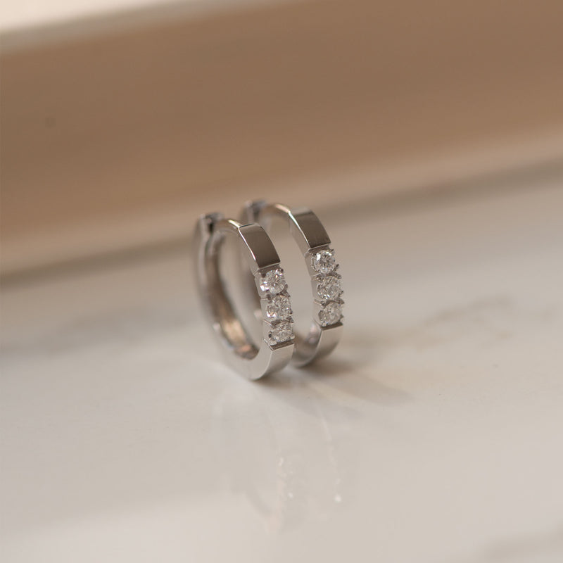 Isabel Bernard De la Paix Madeline 14 karaat witgouden oorringen | diamant 0.15 ct | IBD360017-zoom-