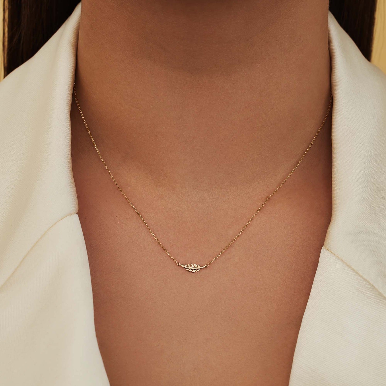 Isabel Bernard Cadeau d'Isabel 14 karat gold necklace and ear studs gift set with feather IB90186