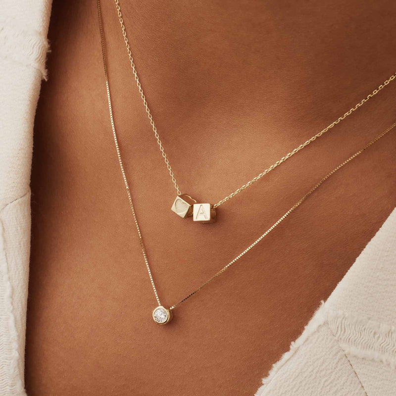 Isabel Bernard Le Carré Felie 14 Karaat Gouden Initial Bedel Kubus IB340043-zoom-