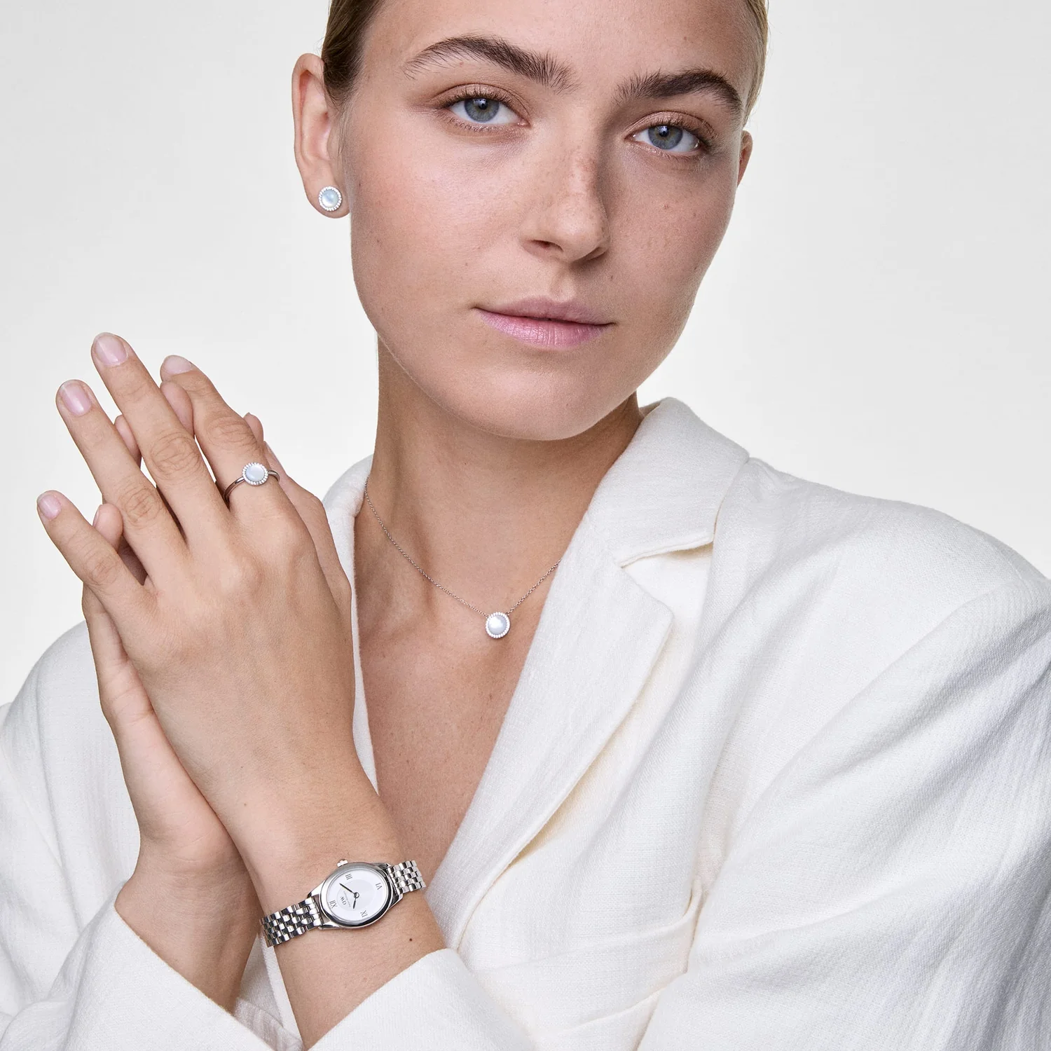 Daniel Wellington Audrey Mother of Pearl Earrings DW00401417