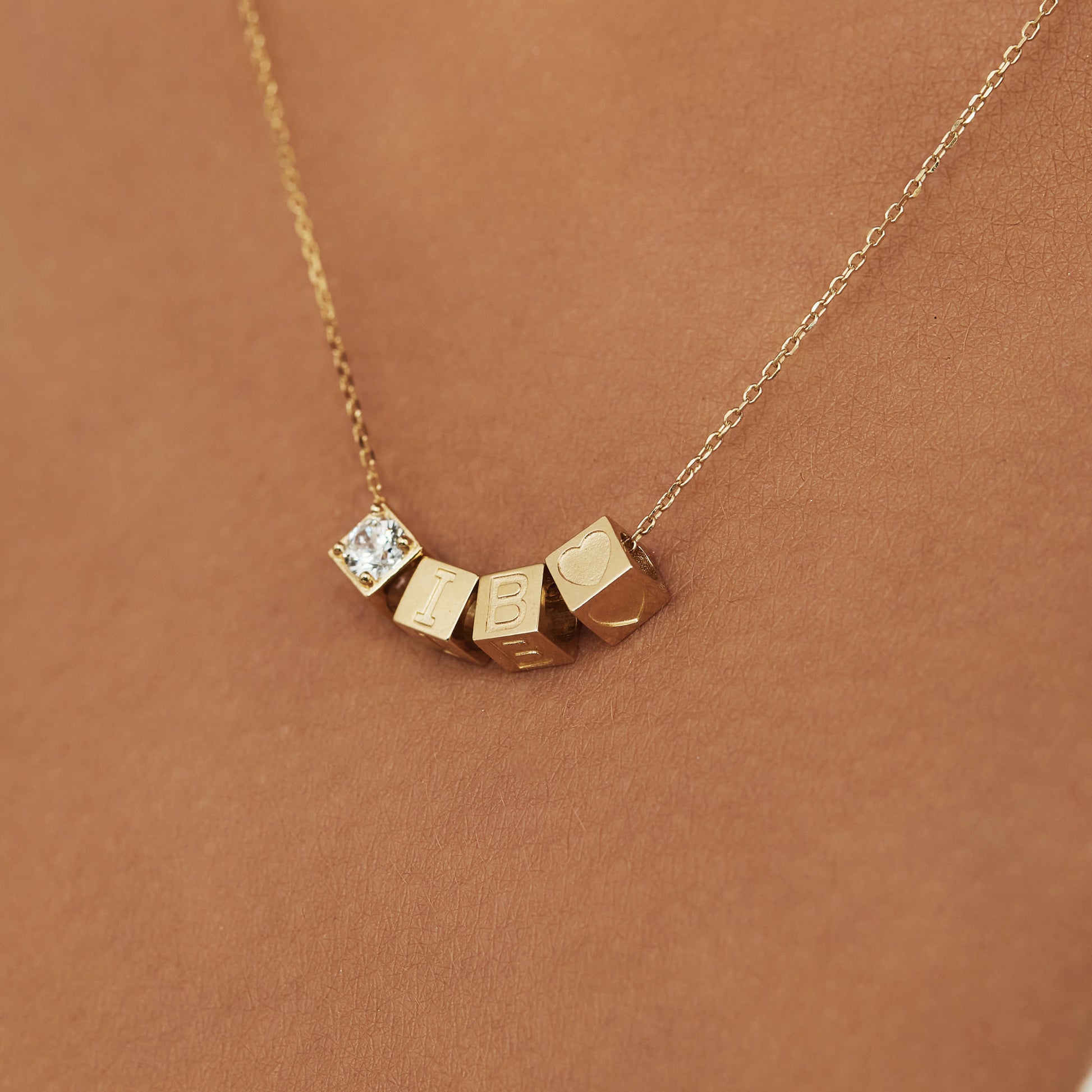 Isabel Bernard Le Carré 14 karaat gouden kubus inital ketting IB340043-A