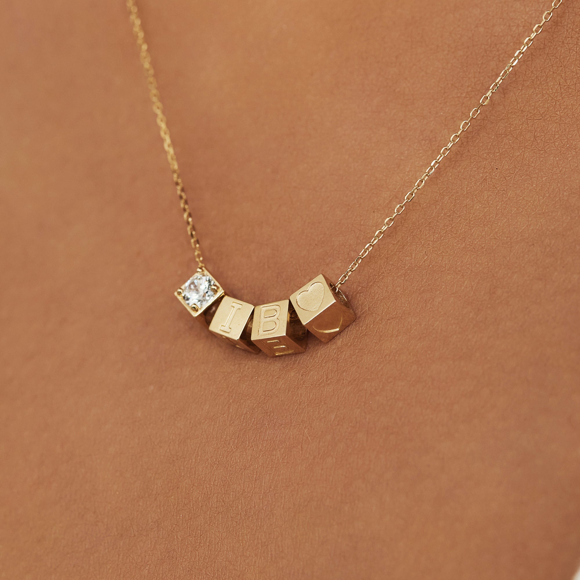 Isabel Bernard Le Carré 14 karaat gouden kubus inital ketting IB340043-A