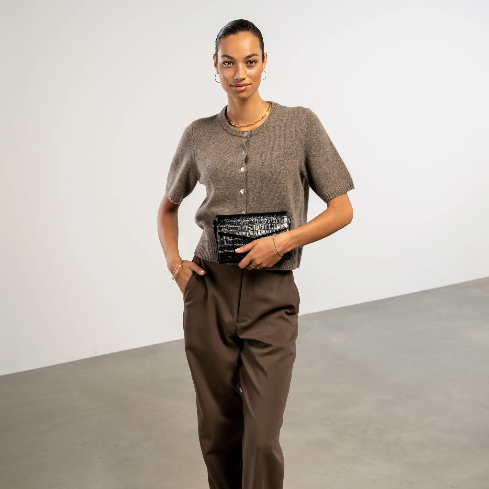 Isabel Bernard Honoré Lina Croco Black Clutch With Detachable Shoulder Chain IB21135-201
